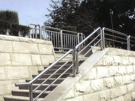 防滑安全新標(biāo)準(zhǔn)——論昊成齒形鋼格板在市政建設(shè)中的不可替代性